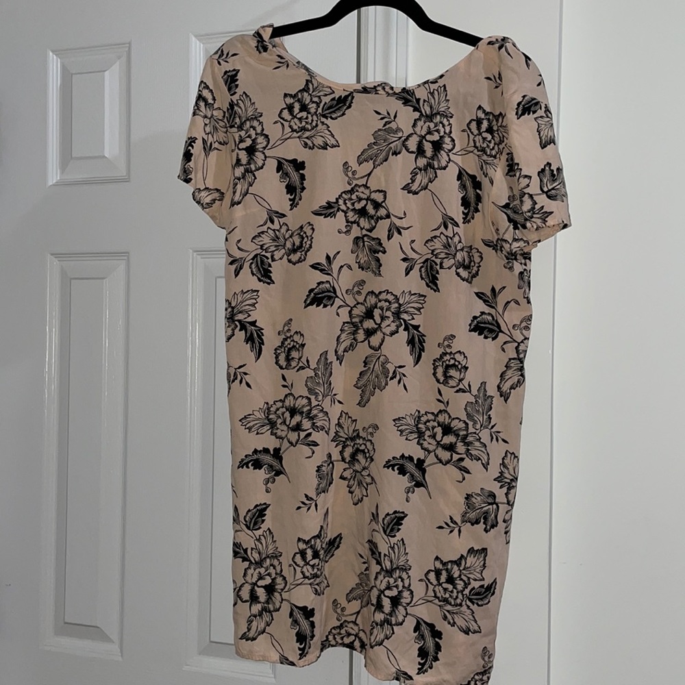 Breezy mini shift dress cream w/black floral print
